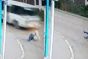 В Азове девушка чудом выжила, оказавшись под колесами автобуса