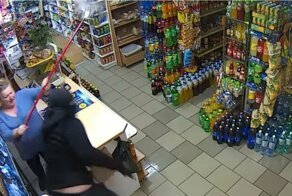 Продавщица прогнала вооруженного грабителя с помощью швабры