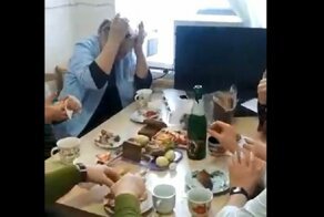 Уволены за шампанское на рабочем месте