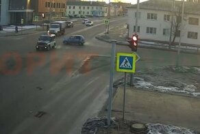 Водитель малолитражки не пропустил колонну военных машин