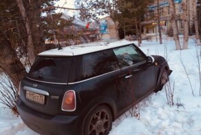 Школьницы из Тюмени угнали родительский автомобиль и попали в ДТП, уходя от погони