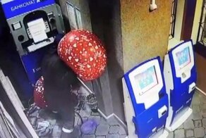 Грабитель взорвал банкомат без денег при помощи газа из воздушных шаров
