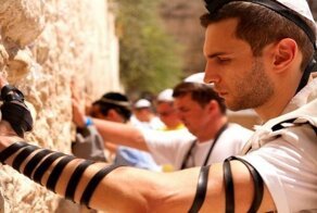 Для чего иудеи наматывают на руку ремень?