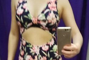 "Дна нет и верх запаян": девушка решила, что ей прислали не то платье