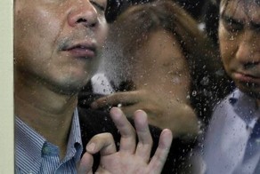 Токийское метро в час пик (10 фото)