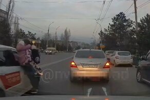 Девочка-подросток с ребенком на руках попала под машину