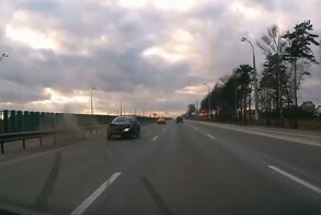 Peugeot занесло в отбойник на Минской кольцевой