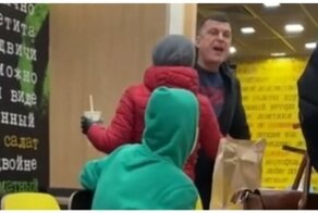 Мужчина с помощью бранных слов и подзатыльников попытался проучить матерящихся подростков