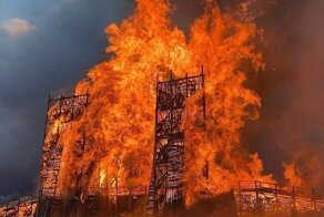 В арт-парке сожгли огромный деревянный мост