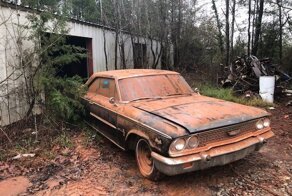 Ford Galaxie 1963 года большую часть жизни провел в карьере без движения