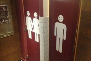 Парный инстинкт: почему девушки предпочитают не посещать уборные в общественных местах поодиночке?