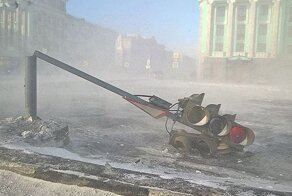 «Страшная сила»: в Норильске ураганный ветер сбивает с ног прохожих и гнет дорожные знаки