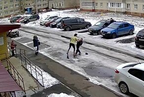 Агрессивная мамаша швырнула в лужу школьника, игравшего вместе с ее сыном