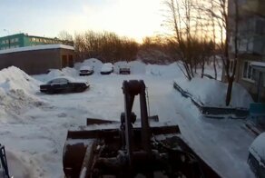 Нашел "подснежник":  в Мурманске тракторист повредил машину, убирая снег