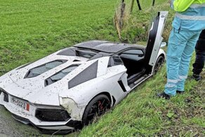 Lamborghini в канаве: в Нидерландах водитель суперкара вылетел с дороги