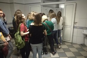 Почему женщинам приходится чаще ходить в туалет «по-маленькому»?