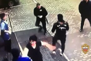 Мигрант пырнул ножом охранника торгового центра в Москве