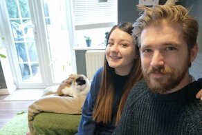 Кошка слишком любила лежать на коленях, и хитрые хозяева решили ее обмануть