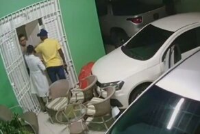 Домовладелец обманул налётчиков, спрятавшись за дверью