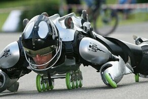 Француз сконструировал костюм на колесах, в котором можно разогнаться до 125 км/ч