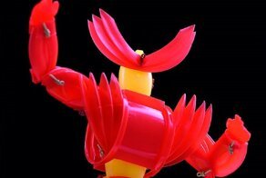 Японский художник делает из игрушек супергероев