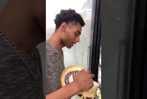 Облизал мороженое в магазине и положил обратно