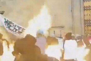 Феминистка подожгла своих коллег во время неудачного броска  коктейля Молотова