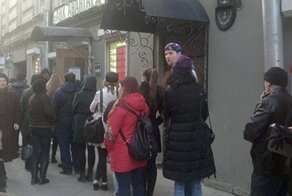 Петербуржцы выстроились в длинные очереди перед пунктами обмена валюты
