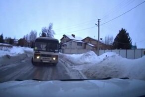 Коварный гололед: автобус против "Лексуса" в Казахстане