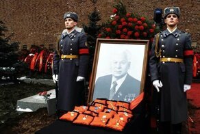 «Пятилетку за три гроба». Как хоронили советских вождей?