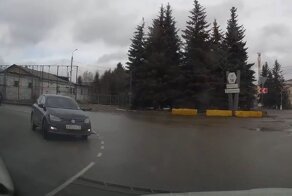 Неопытную автомобилистку вынесло в повороте на встречную полосу