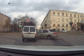 В Петербурге водитель устроил аварию на глазах у инспектора ГИБДД