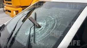 В Москве водитель едва не погиб из-за влетевшей в лобовое стекло рессоры грузовика