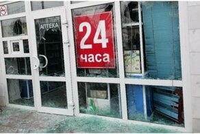 Рассерженный пожилой мужчина разгромил витрины аптеки молотком