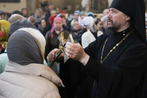 В РПЦ посоветовали чаще дезинфицировать иконы и пользоваться одноразовыми стаканчиками