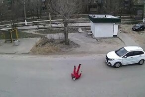 Упал, но телефон не бросил! Наезд на школьника в Волжском