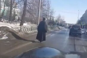 Жители Урала заметили «парящего» священника на моноколесе