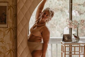 Женщина воссоздаёт классические пинап-иллюстрации 1950 годов