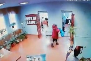 Женщина устроила дебош в администрации поселка