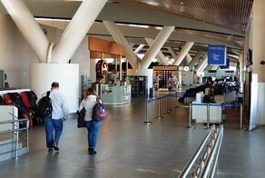 Стенд перед зоной досмотра в аэропорту Ростова