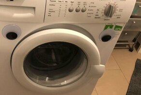 Девушка заказала тысячу пластиковых глаз, чтобы разыграть парня