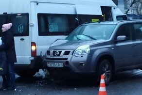 В Гомеле лихой маршрутчик столкнулся с кроссовером