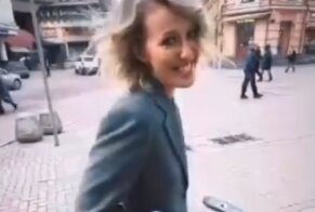 «Девушка, у вас выпало!»: фанаты стебут Ксению Собчак