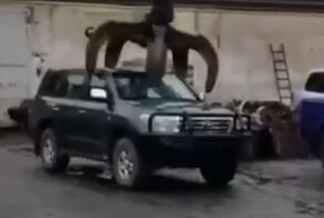 Утилизировать бронированный Toyota Land Cruiser очень непростая задача