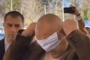 Болгарский премьер попытался надеть медицинскую маску и оконфузился