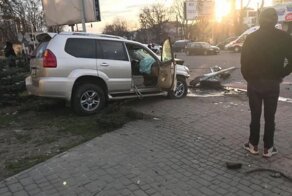 Авария дня. Ранили ребенка и снесли светофор