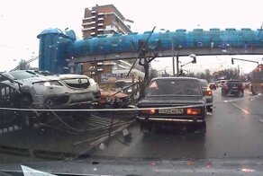 Ненадежный заборчик: ДТП на Московском проспекте в Ярославле