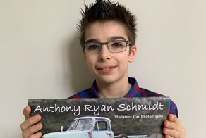 12-летний мальчик с аутизмом зарабатывает на снимках моделек авто
