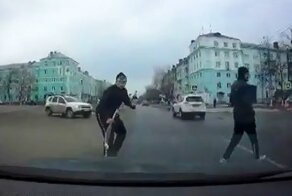 Джентльмен с цветами попал под машину в Дзержинске