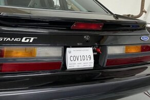 В США парень получил на свой Ford Mustang номерные знаки в честь коронавируса COVID-19